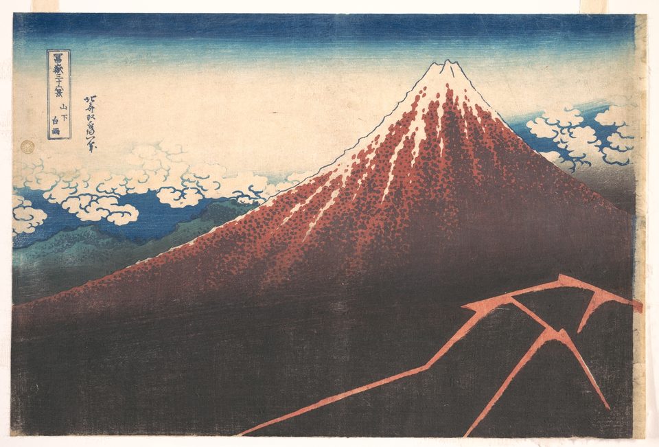 葛饰北斋版画：赭红色的富士山顶浮在云上，山腰下一道闪电劈开黑暗。